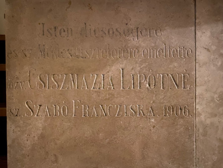 Isten dicsőségére és sz. Miklós tiszteletére emeltette özv. CSIZMAZIA LIPOTNÉ sz. SZABÓ FRANCZISKA. 1906.